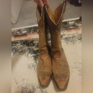 Girls SZ 3 Corral Good Used Condition on toes